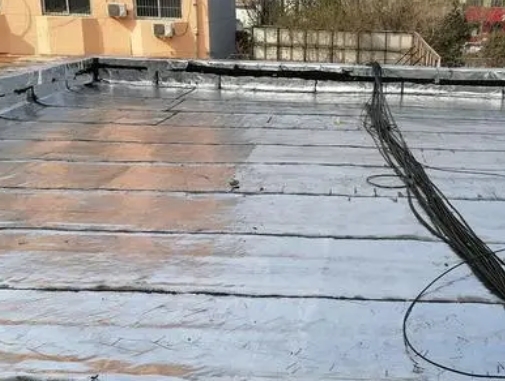 东至卫生间漏水维修公司分享下东至屋面楼顶防水刚性防水层施工要点。